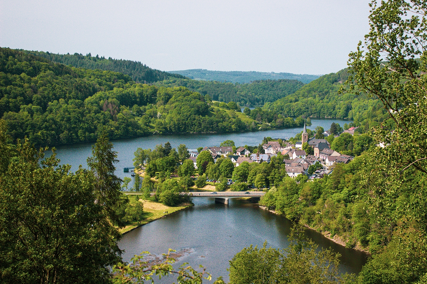 Panoramablick auf Einruhr umgeben vom Rursee