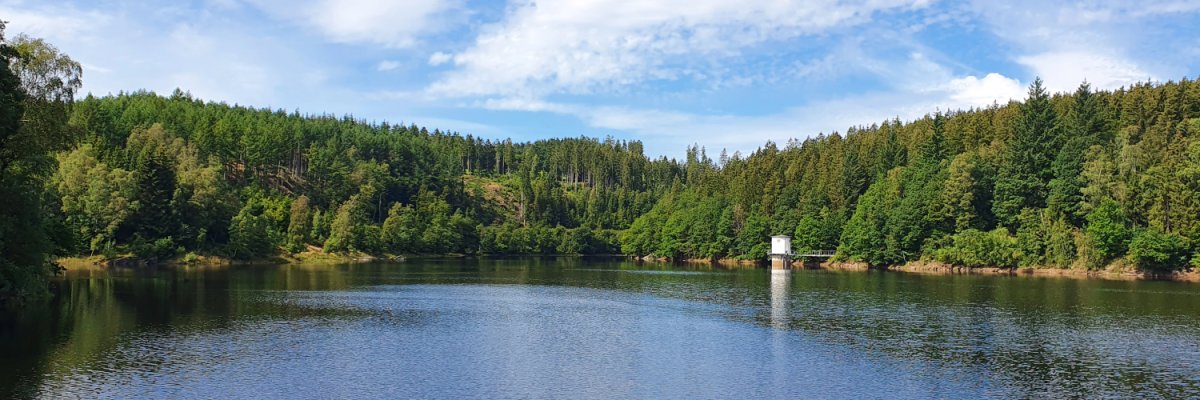 Ein Panorama der Kalltalsperre in Lammersdorf