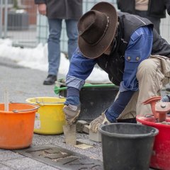 Gunter Demnig beim Einsetzen der Stolpersteine