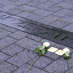 Stolpersteine vor dem Schriftzug "Witzerath"