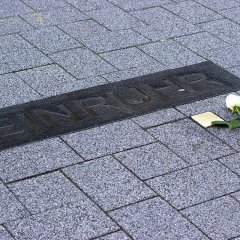 Stolperstein vor dem Schriftzug "Einruhr"