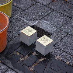 Die Stolpersteine vor dem Einsetzen ins Pflaster