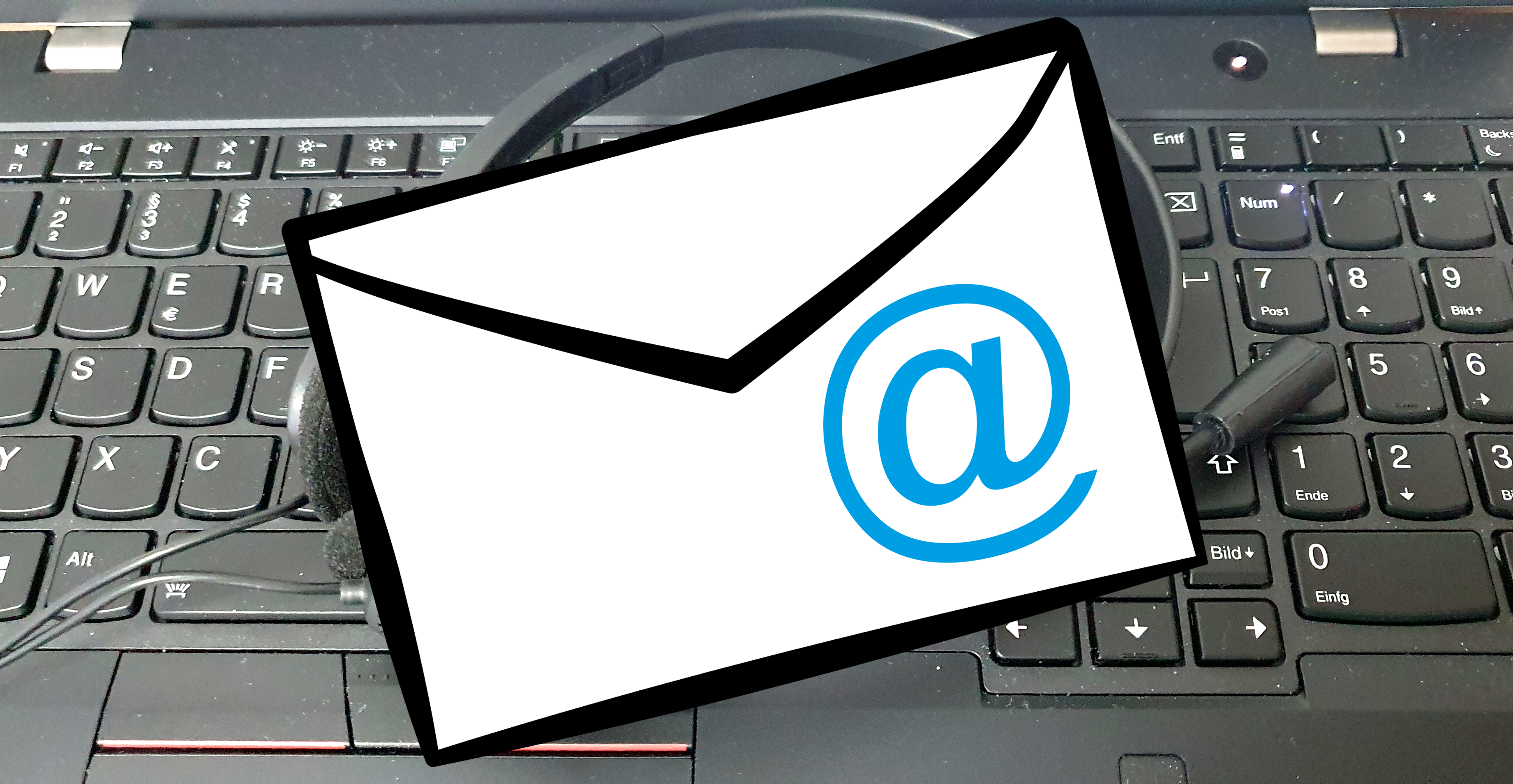 E-Mail Grafik mit Tastatur im Hintergrund