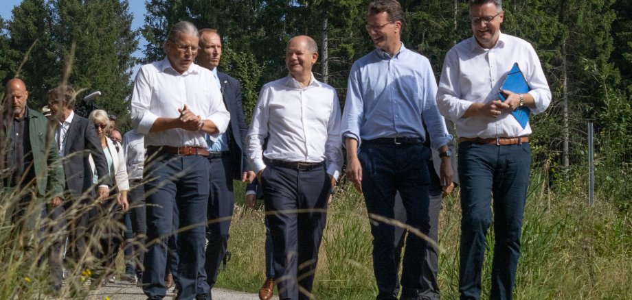 Bürgermeister Bernd Goffart im Gespräch mit dem Kanzler, NRW-Ministerpräsident Wüst und Städteregionsrat Dr. Tim Grüttemeier