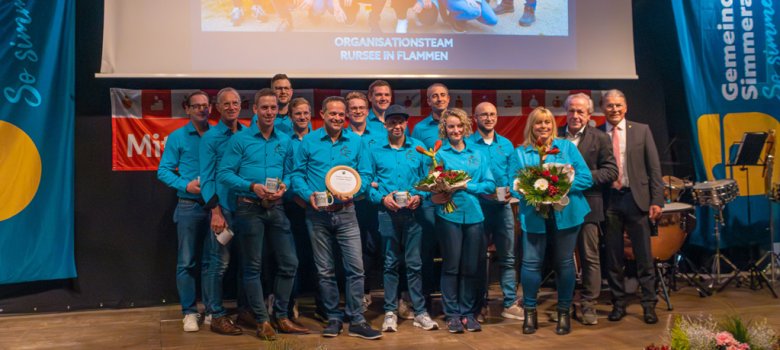 Der Ehrenpreis des Bürgermeisters ging an das Organisationsteam von "Rursee in Flammen"