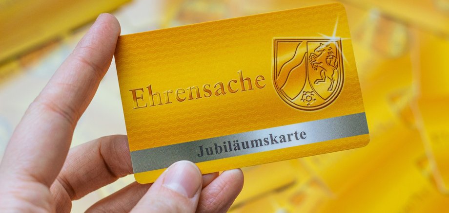 Eine Hand mit der Jubiläums-Ehrenamtskarte
