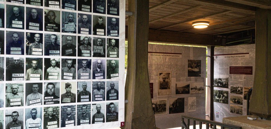 Infotafeln im Durchgang des Mehrzweckgebäudes