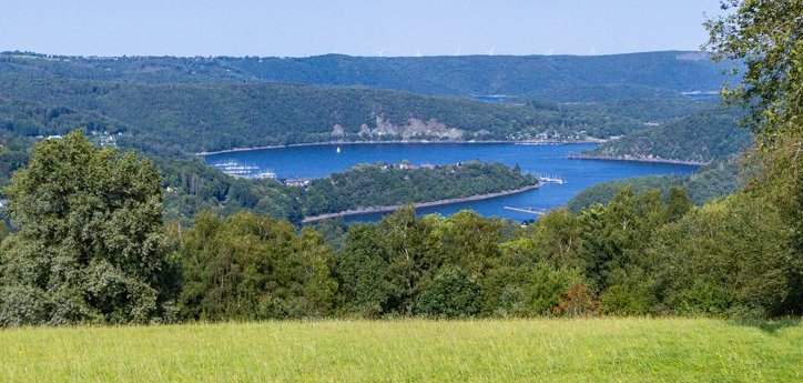 Panoramablick auf den Rursee