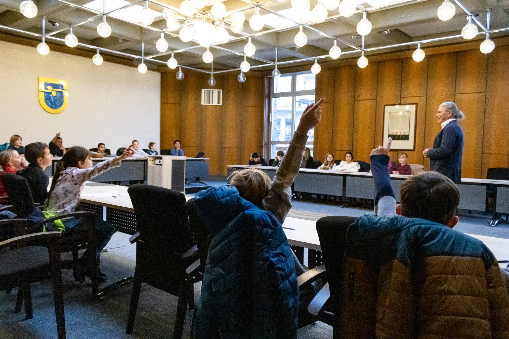 Schüler melden sich auf eine Frage