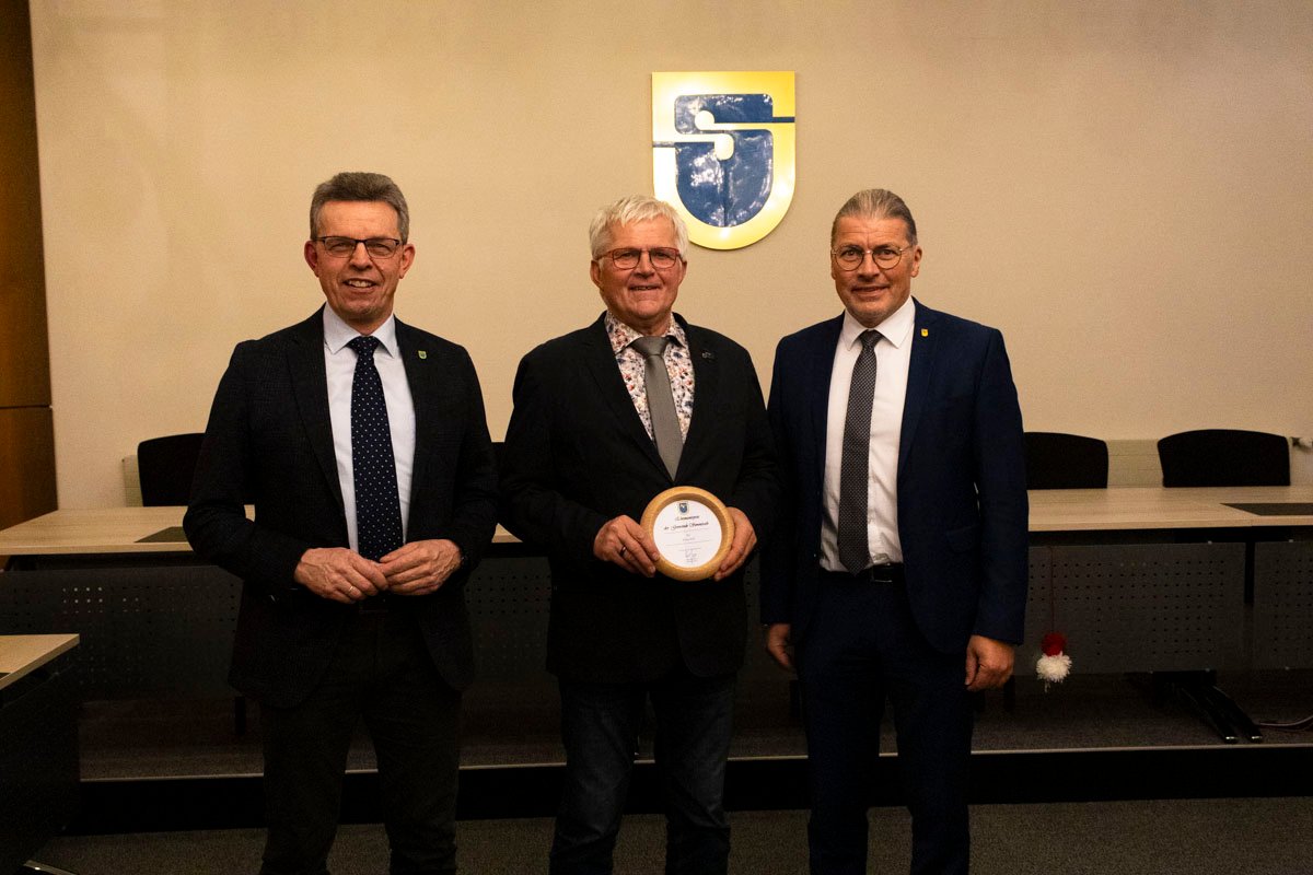 v. l. n. r.: Ortsvorsteher Armin Voßen, Ehrenamtspreisträger Klaus Völl, Bürgermeister Bernd Goffart