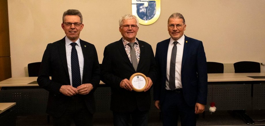 v. l. n. r.: Ortsvorsteher Armin Voßen, Ehrenamtspreisträger Klaus Völl, Bürgermeister Bernd Goffart