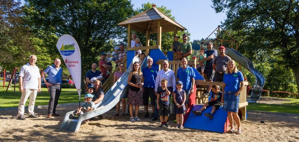 Kinder, Eltern, Vertreter vom Rursee-Marathon e. V. und der Gemeinde auf dem neuen Kletterturm