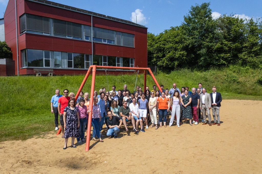Das zukünftige Kollegium der Förderschule Stolberg Nordeifel zusammen mit dem Landtagsabgeordneten Daniel Scheen-Pauls, Simmeraths Bürgermeister Bernd Goffart,Schulleiter Michael Lux, der stellvertretenden Schulleiterin Eva Maria Arns (von rechts außen vorne stehend), Stolbergs Bürgermeister Patrick Haas (links an der Schaukel) und Vertretern aus der Verwaltung.