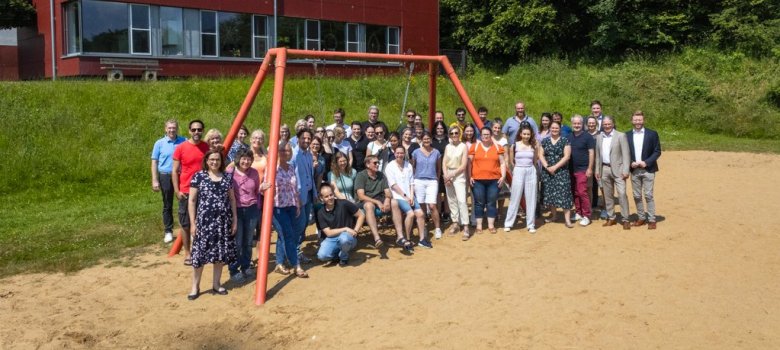 Das zukünftige Kollegium der Förderschule Stolberg Nordeifel zusammen mit dem Landtagsabgeordneten Daniel Scheen-Pauls, Simmeraths Bürgermeister Bernd Goffart,Schulleiter Michael Lux, der stellvertretenden Schulleiterin Eva Maria Arns (von rechts außen vorne stehend), Stolbergs Bürgermeister Patrick Haas (links an der Schaukel) und Vertretern aus der Verwaltung.