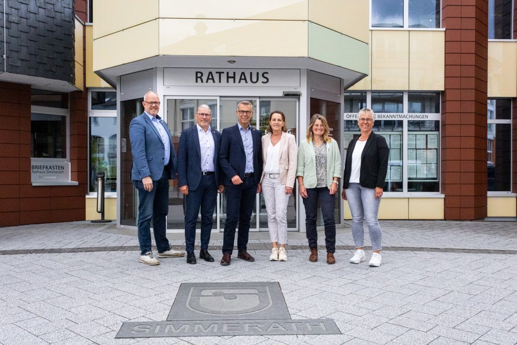 v. l. n. r.: Beigeordneter Frank Prömpeler, Bürgermeister Bernd Goffart, Manfred und Anita Prinz, Alexandra Nikolaizig, Margret Schmitz