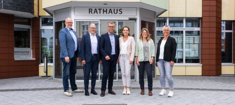 v. l. n. r.: Beigeordneter Frank Prömpeler, Bürgermeister Bernd Goffart, Manfred und Anita Prinz, Alexandra Nikolaizig, Margret Schmitz
