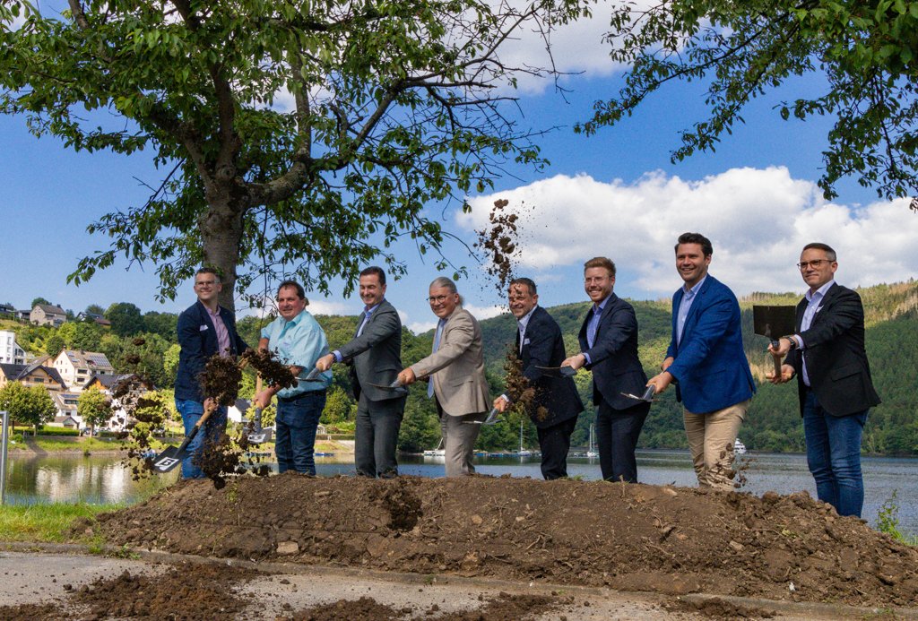 Spatenstich mit (v. l. n. r.) Marcel Wüller (Bauabteilung Gemeinde Simmerath), Norbert Backes (Firma Backes Bau), Regierungspräsident Dr. Thomas Wilk, Bürgermeister Bernd Goffart, Ortsvorsteher Sander Lutterbach, Daniel Scheen-Pauls MdL, Thomas Okos MdL, Stefan Kämmerling MdL