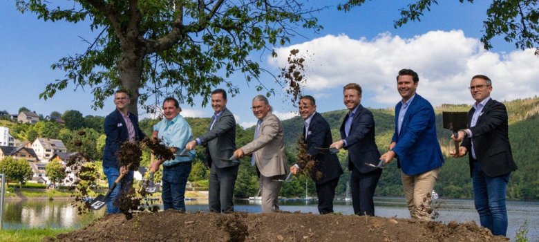Spatenstich mit (v. l. n. r.) Marcel Wüller (Bauabteilung Gemeinde Simmerath), Norbert Backes (Firma Backes Bau), Regierungspräsident Dr. Thomas Wilk, Bürgermeister Bernd Goffart, Ortsvorsteher Sander Lutterbach, Daniel Scheen-Pauls MdL, Thomas Okos MdL, Stefan Kämmerling MdL