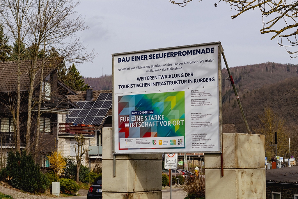 Großes Hinweisschild zur Baustelle in Rurberg