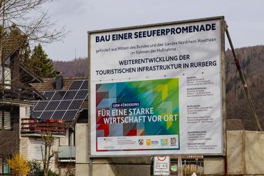 Großes Hinweisschild zur Baustelle in Rurberg