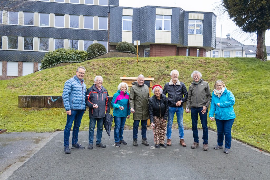 Bürgermeister Bernd Goffart (3. v. l.) und Ortsvorsteher Stefan Haas (l.) freuten sich, zur offiziellen Eröffnung trotz Regen eine Gruppe Boulespielerinnen und -spieler rund um Initiatorin Mona Gerwers begrüßen zu dürfen.