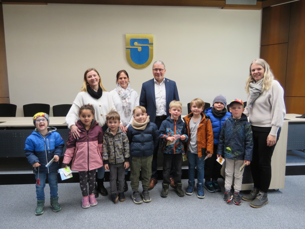 Die Vorschulkinder und ihre Betreuerinnen aus dem KiTa-Kalltalverbund zusammen mit Bürgermeister Bernd Goffart