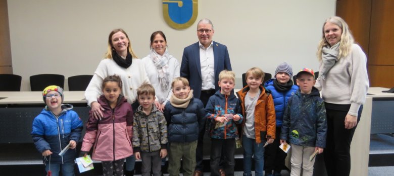 Die Vorschulkinder und ihre Betreuerinnen aus dem KiTa-Kalltalverbund zusammen mit Bürgermeister Bernd Goffart
