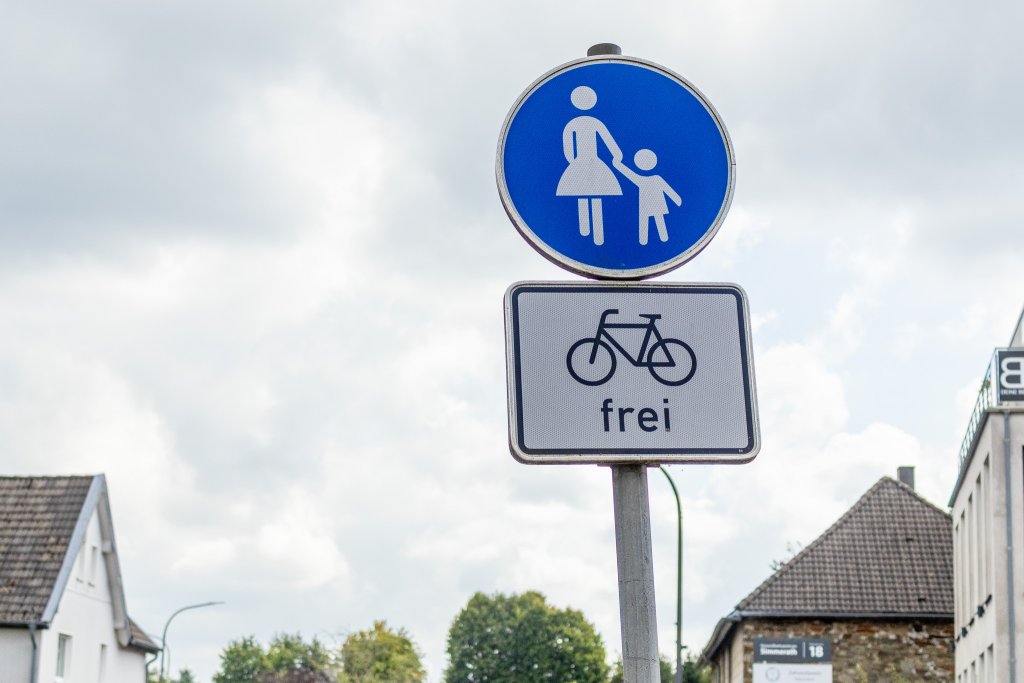 Schild Fußgängerweg Radfahrer frei