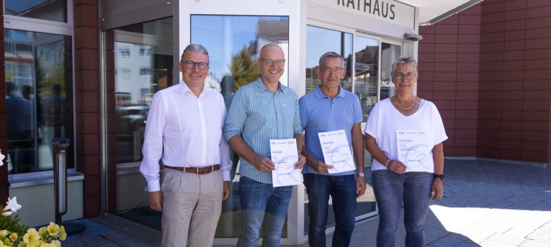 Bürgermeister Bernd Goffart zusammen mit den Mitarbeiterinnen und Mitarbeitern, die die meisten Kilometer geradelt sind