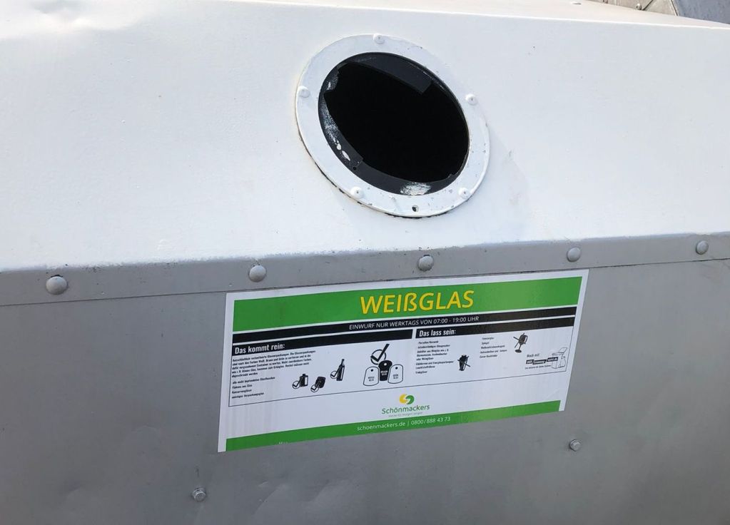 Einwurfloch eines Glascontainers