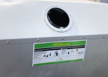 Einwurfloch eines Glascontainers