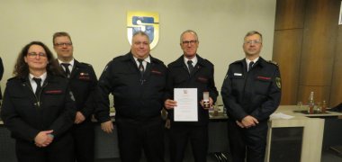 Bernd Bongard mit Feuerwehrehrenzeichen in Gold mit Goldkranz