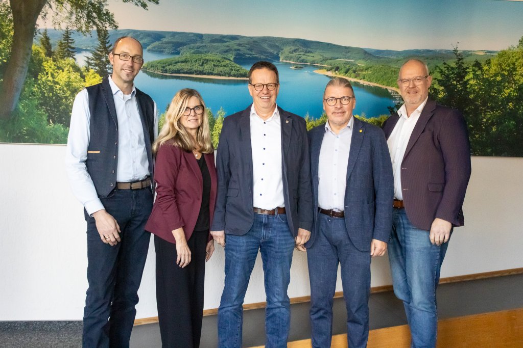 v. l. n. r.: André Koll, Jürgen Förster mit Lebensgefährtin, Bürgermeister Bernd Goffart, Frank Prömpeler