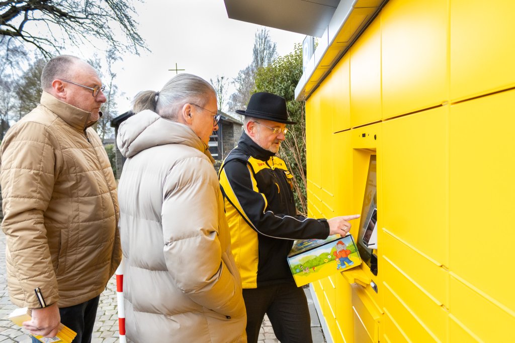 Peter Mayer führt Bürgermeister Bernd Goffart und Ortsvorsteher Andreas Hermanns die neue Poststation vor