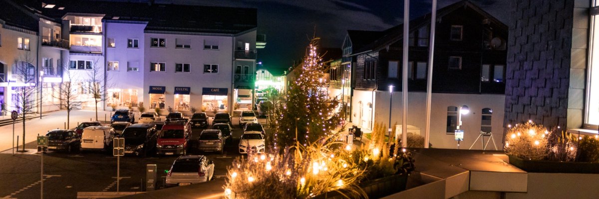 Weihnachtsbaum vor dem Rathaus beleuchtet im Dunkeln