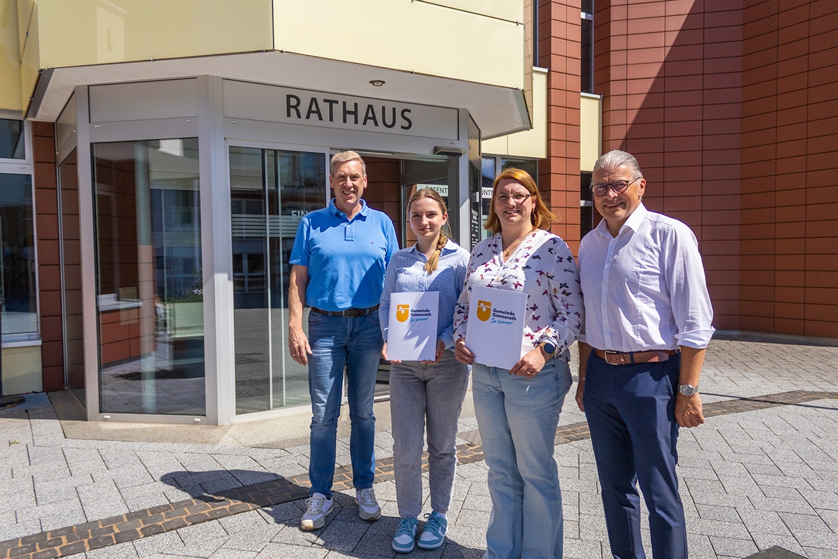 Ausbildungsleiter Manfred Nellessen, Auszubildende Jasmin Blum und Sarah Schubert, Bürgermeister Bernd Goffart 
