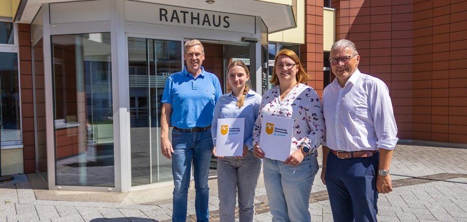 Ausbildungsleiter Manfred Nellessen, Auszubildende Jasmin Blum und Sarah Schubert, Bürgermeister Bernd Goffart 