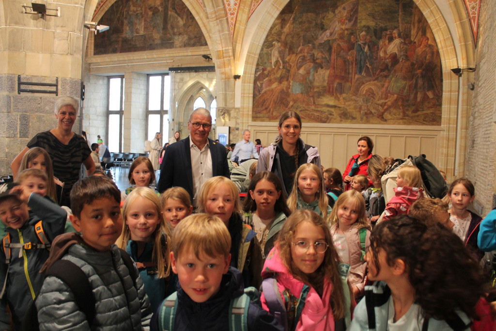 Bürgermeister Bernd Goffart zusammen mit Kindern und Lehrerinnen der Kalltalschule beim "Bergfest der Musikalischen Grundschulen" im Krönungssaal des Aachener Rathauses. 