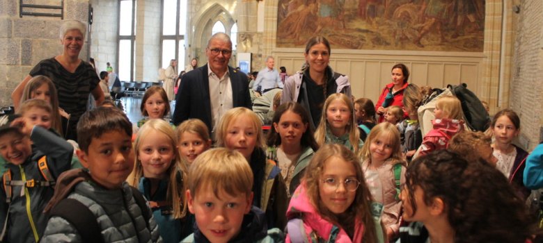 Bürgermeister Bernd Goffart zusammen mit Kindern und Lehrerinnen der Kalltalschule beim "Bergfest der Musikalischen Grundschulen" im Krönungssaal des Aachener Rathauses.