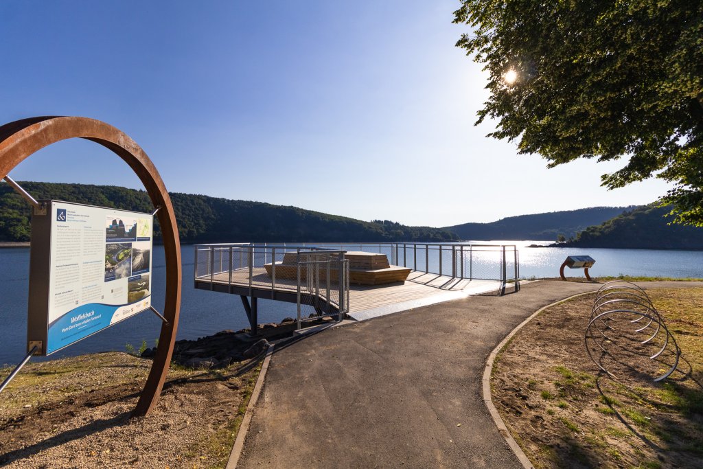 Plattform vom Weg aus mit touristischen Informationselementen