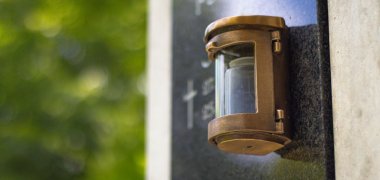 Nahaufnahme Grabkerzenhalterung am Kolumbarium