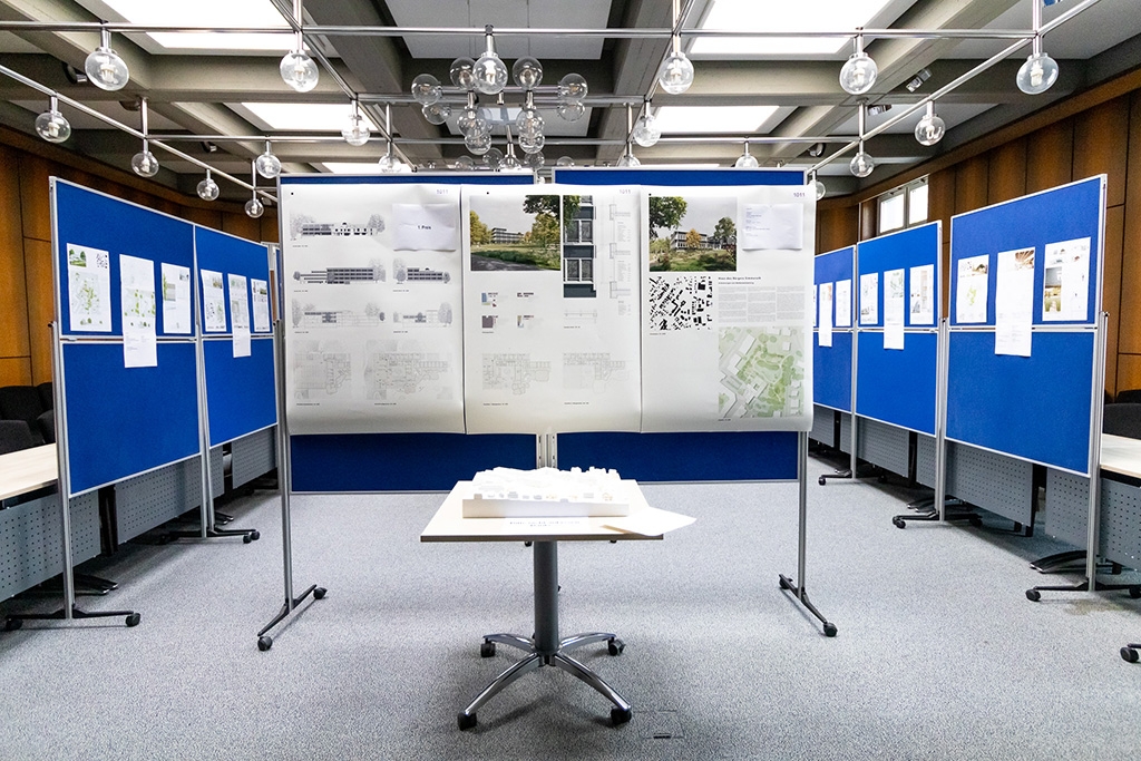 Sitzungssaal mit Ausstellung der Wettbewerbsentwürfe