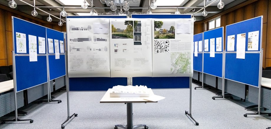 Sitzungssaal mit Ausstellung der Wettbewerbsentwürfe