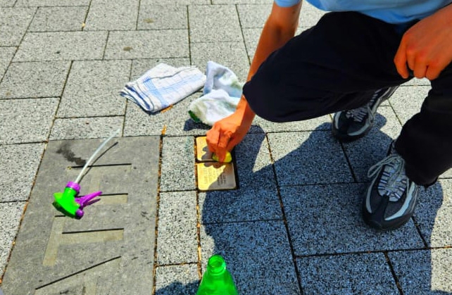 Die Stolpersteine werden gereinigt