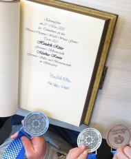 Der Eintrag im Goldenen Buch mit den drei Medaillen