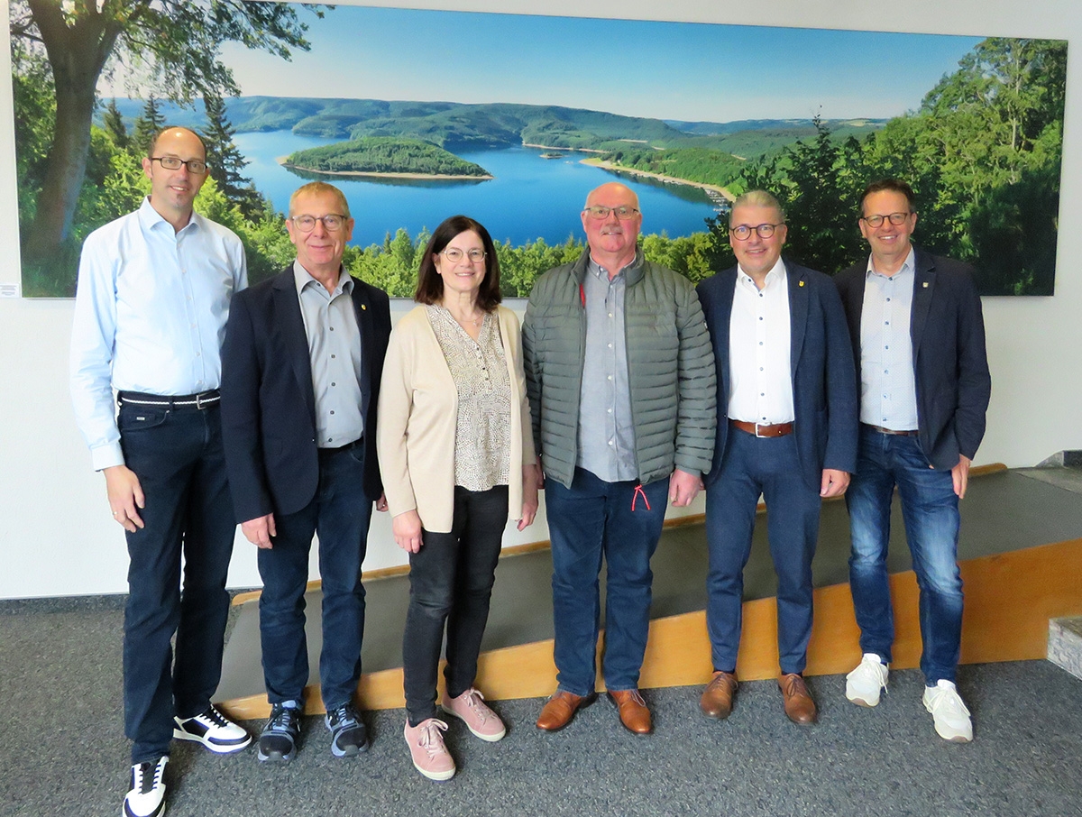 v. l. n. r.: André Koll, Christoph Nellessen, Ottmar Steffny in Begleitung seiner Frau, Bürgermeister Bernd Goffart, Jürgen Förster