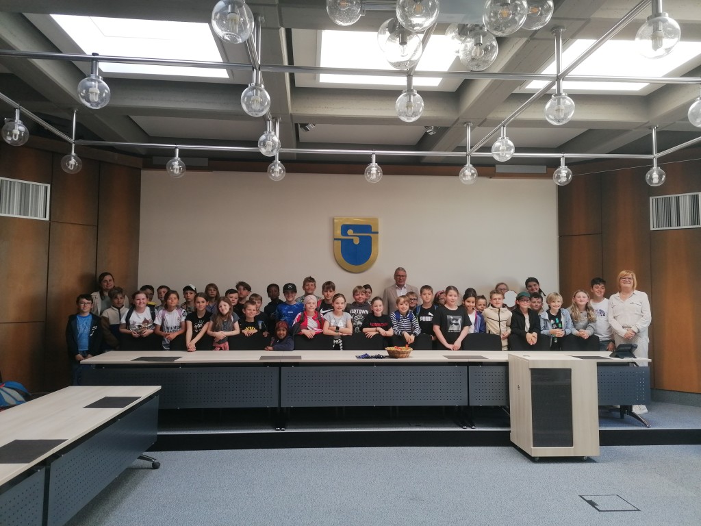 Gruppenfoto mit den Schülerinnen und Schülern der Kalltalschule