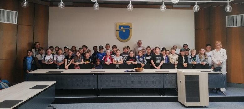Gruppenfoto mit den Schülerinnen und Schülern der Kalltalschule