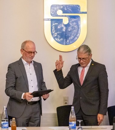Bürgermeister Bernd Goffart wurde von Alterpräsident Gregor Harzheim vereidigt.