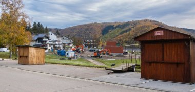 Weihnachtsmarktbuden im Vordergrund mit Baustelle am Nationalparktor im Hintergrund